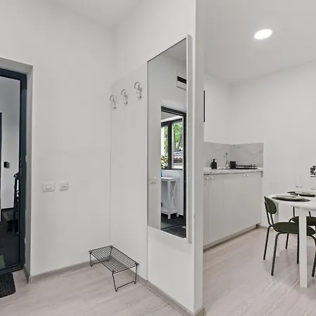 2bdr In Old Town Apartment