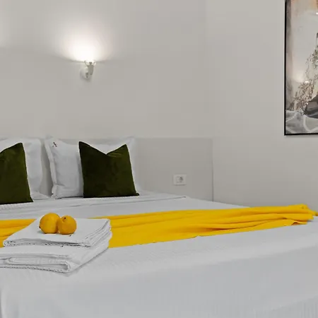 2bdr In Old Town Apartment
