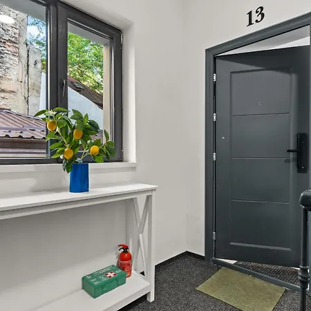 2bdr In Old Town Apartment *